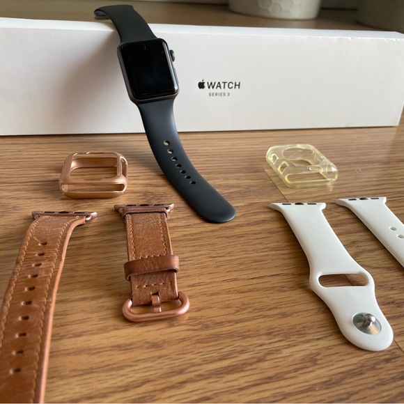 APPLE WATCH BUNDLE 🍎 Series 3 (38mm) w/ accessories & original packaging - Picture 2 of 16